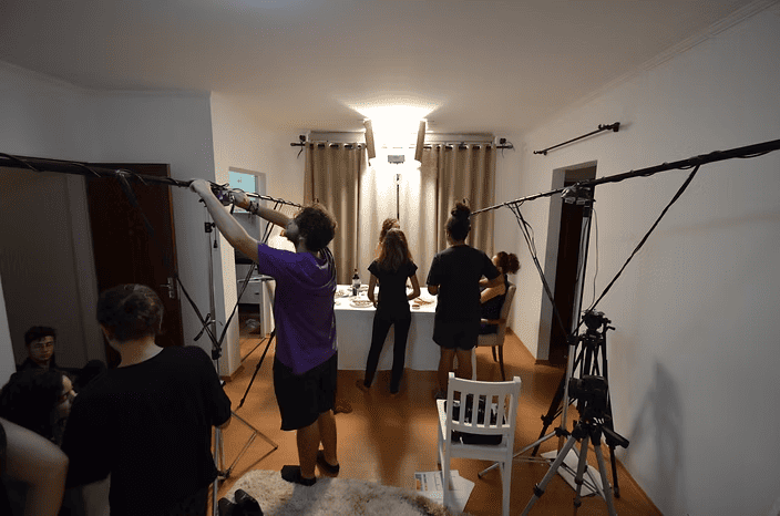 A mágica por trás do quadro: entre cabos, luzes e direção, nasce uma história inesquecível.